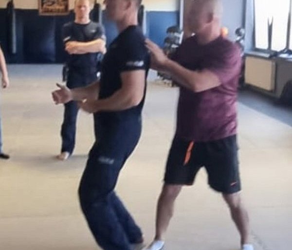 Ratownicy medyczni ze Szpitala w Ostródzie trenowali samoobronę.-104546