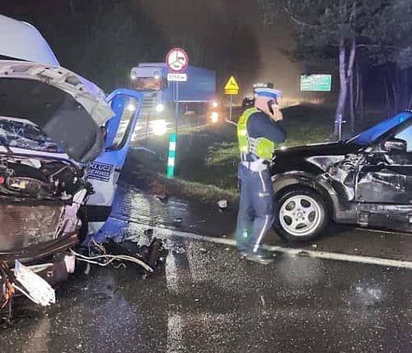 Ostróda: Zderzenie 4 aut na krajowej 16-stce. 3 osoby w szpitalu-104777