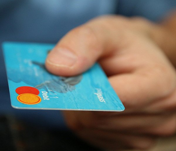 Fiskus skontroluje płatności kartą Polaków? Resort zabiera głos-104987