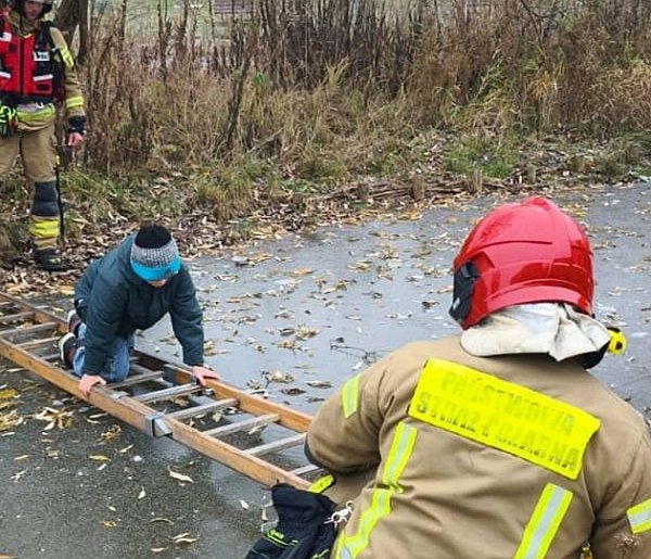 Olsztyn: O krok od tragedii! 10-latek wszedł na kruchy lód, który zaczął pękać-105126