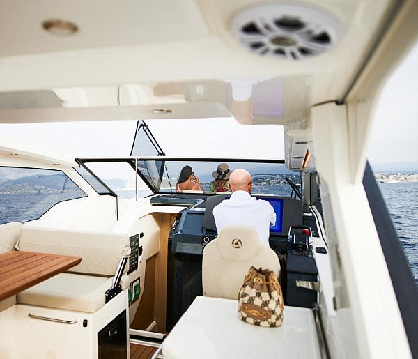 Nowoczesne wnętrza łodzi Parker – funkcjonalność spotyk - 105231