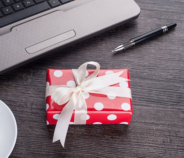 Świąteczna paczka może stać się problemem. Skarbówka patrzy z ukrycia-105270