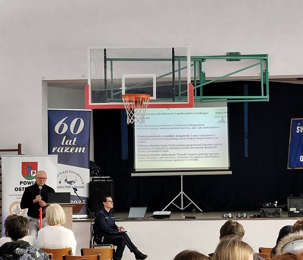Ostróda: Policjanci, specjaliści i młodzież debatowali o bezpieczeństwie-105408