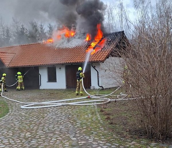 Duży pożar dachu w Pacółtówku w gm. Grunwald!-105747