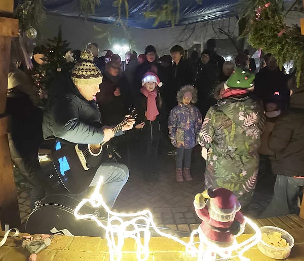 Ostróda: Wspólne kolędowanie i Mikołaj w Ogrodzie Różanym-105819