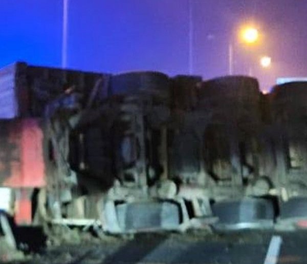 Bogaczewo: Zablokowana S7 w kierunku Warszawy! Wywróciła się naczepa ciężarówki-105894