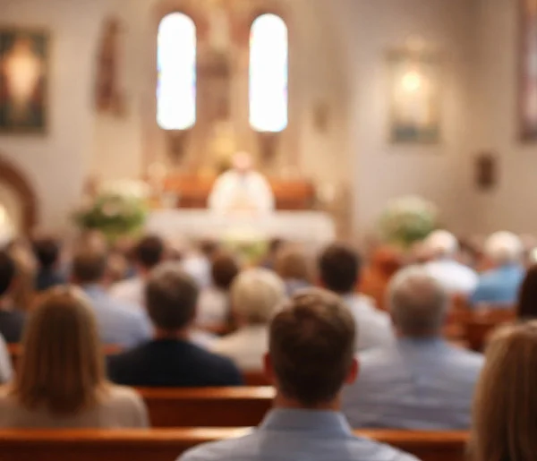 Ilu Polaków naprawdę chodzi do kościoła? Jedna statystyka szokuje-105907