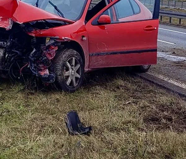 Liksajny: Samochód uderzył w bariery na ekspresowej S7-106093