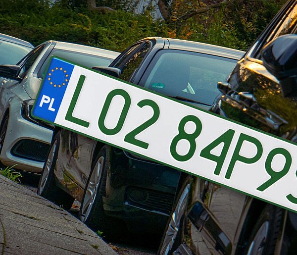 Tablice z zielonymi napisami na kolejnych autach. Nie chodzi o "elektryki"-106103