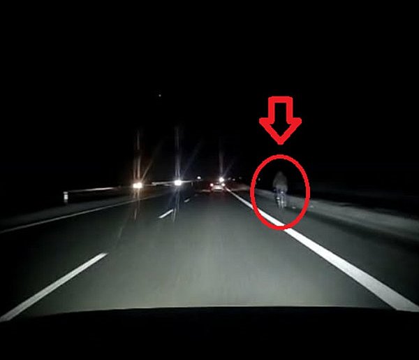 Jechał rowerem ekspresową siódemką. Było całkiem ciemno...-106642