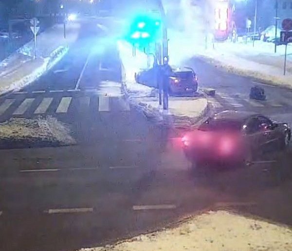 Tankowanie przerwał huk. Pijany kierowca uderzył w słup i próbował uciec
