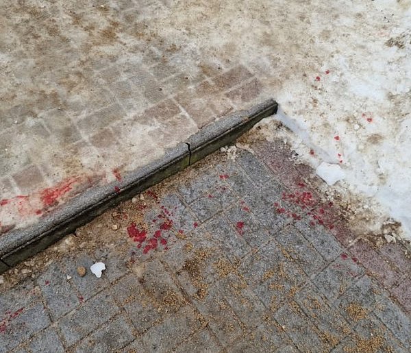 Dramat na chodniku w Ostródzie! Dwa upadki - potłuczenia, uraz głowy, utrata przyt