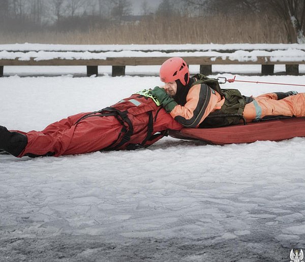 Wspólne szkolenie na lodzie terytorialsów i strażaków z Morąga