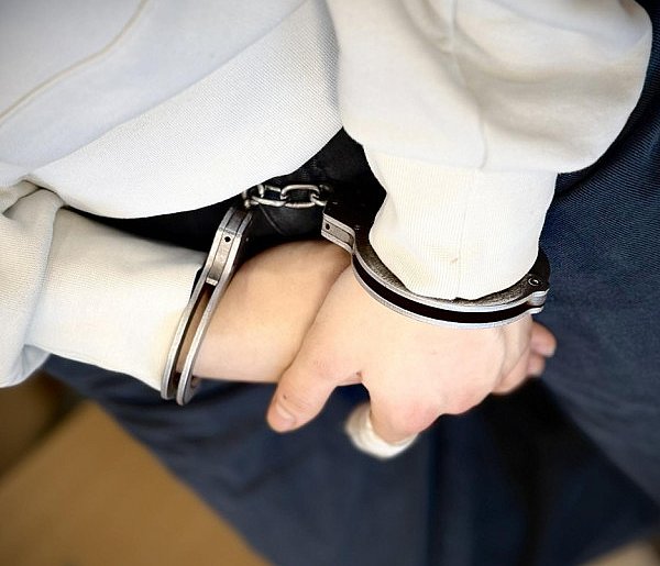 Ostróda: 17-latek zatrzymany za zniszczenie opon w samochodach