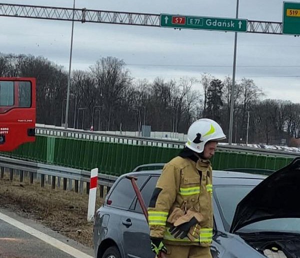 Volvo uderzyło w bariery na S7 w okolicach miejscowowści Sople koło Małdyt