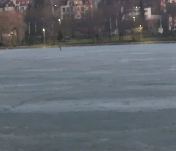 Niebezpieczny challenge na zamarzniętych jeziorach?