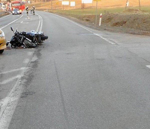 Zderzenie peugeota z motocyklem na krajowej 16-stce. 2 osoby w szpitalu