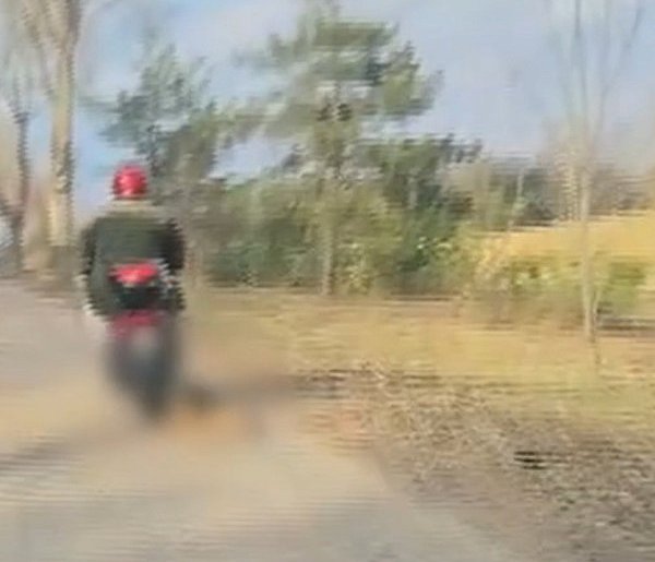 Pow. Mrągowski: Ciągnął psa za motorowerem! Zwierzę nie przeżyło! [WIDEO]