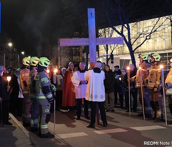 Ostróda: Tłumy wiernych na Drodze Krzyżowej, która przeszła ulicami miasta