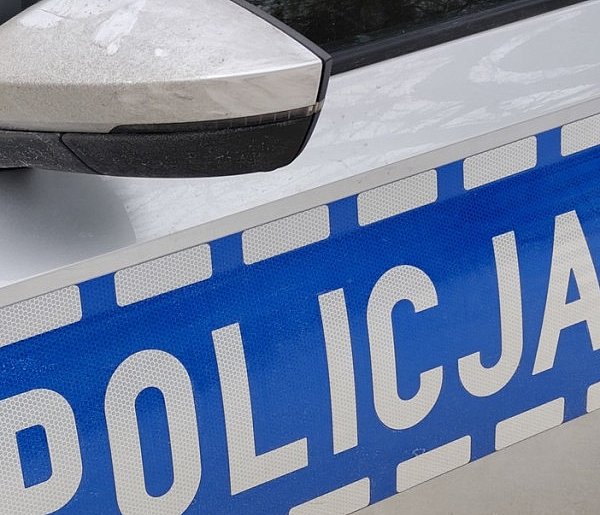 Ostróda: 2-latek bez fotelika w aucie. Interwencja policji i mandat