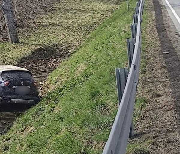 Samochód w rowie na trasie Morąg–Małdyty. Dwie osoby w szpitalu