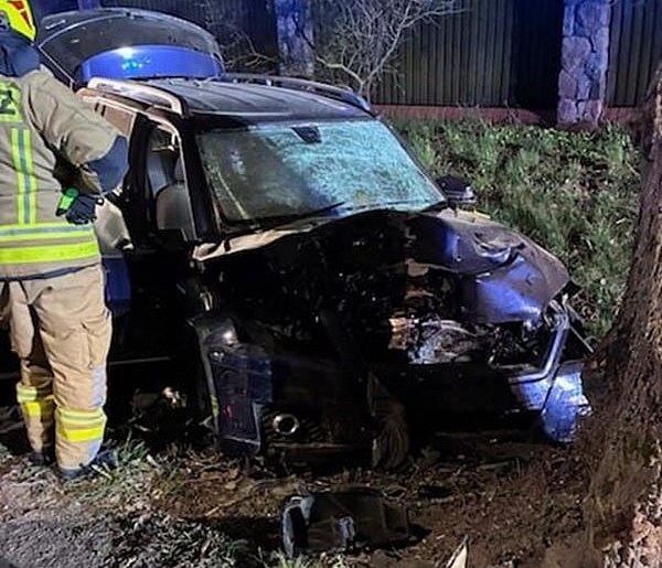 Kożuchy Wielkie: Mercedes uderzył w drzewo - nie żyje 65-letni kierowca