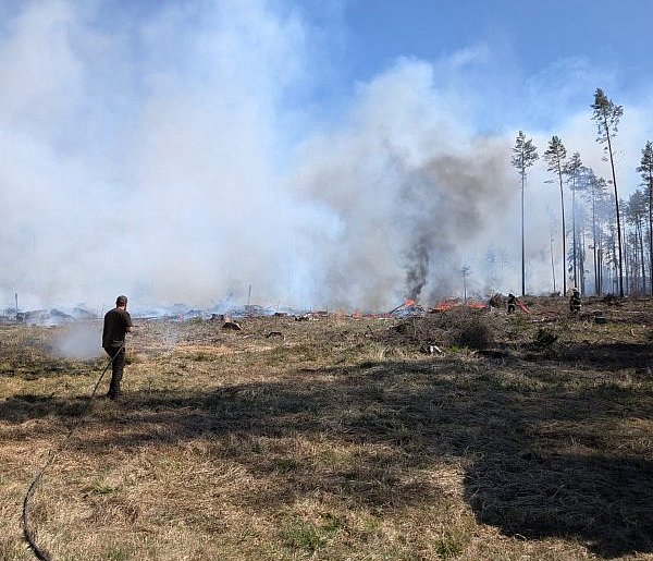Ruciane-Nida: Duży pożar lasu. W akcji samoloty i śmigłowiec