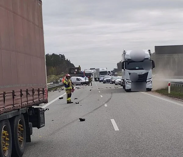 Piławki: Na S7 ciężarówka najechała na pojazd służby drogowej