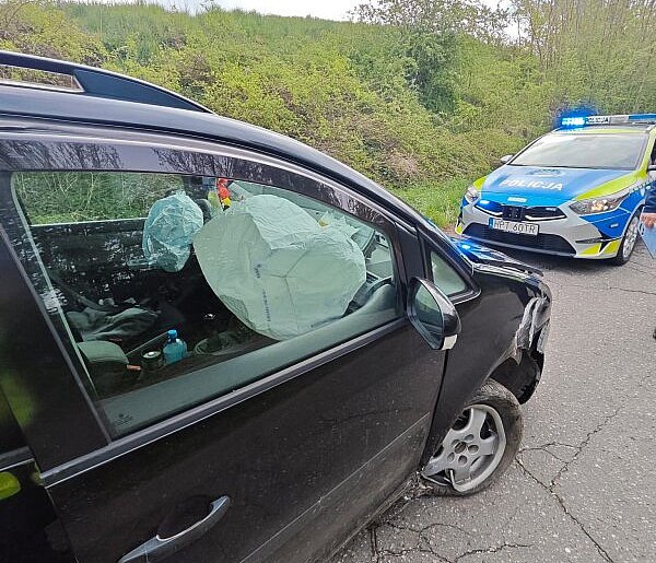 Miłakowo: Volkswagen uderzył w drzewo, kierująca trafiła do szpitala