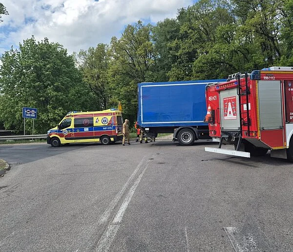 Iława: Tragiczne zderzenie osobówki z ciężarówką. Nie żyje kierowca renault