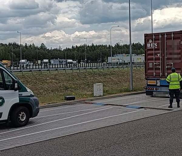 Olsztynek: Gigantycznie przeładowana ciężarówka zatrzymana na S7