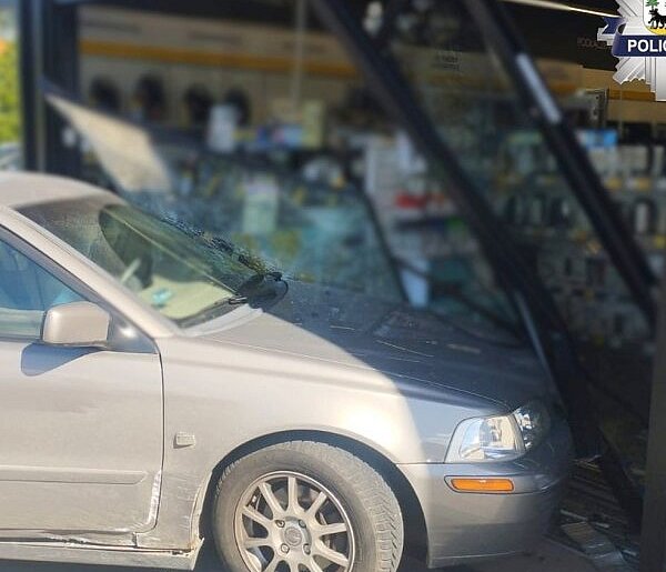 Pisz: 92-latka wjechała autem w witrynę sklepu. Pomyliła biegi w automacie