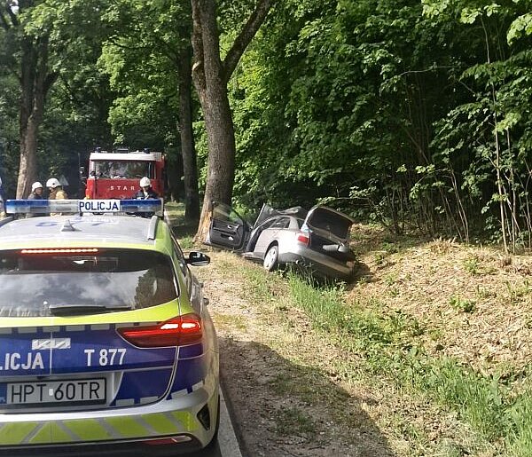 Gmina Morąg: Audi uderzyło w drzewo. 25-latka trafiła do szpitala