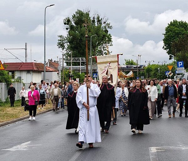 Ostróda: Tłumy wiernych na procesjach Bożego Ciała w Ostródzie