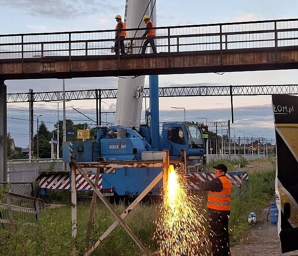 Stara kładka zniknęła z krajobrazu Morąga. Wkrótce ruszy budowa nowego przejścia