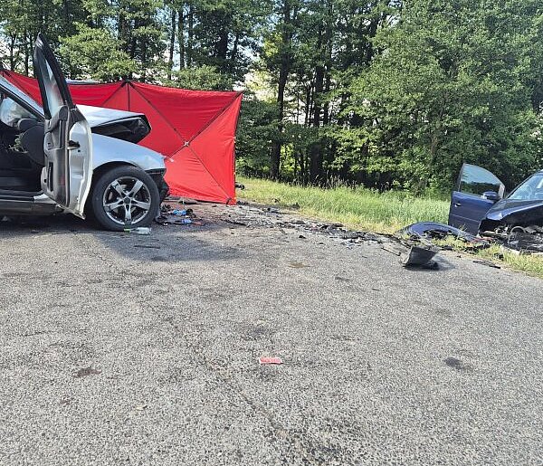 Gm. Lubawa: Tragiczny wypadek - nie żyje kierowca Audi, pięć osób w szpitalu