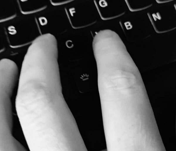 Raport: przeciętny Polak spędzi w internecie łącznie 26