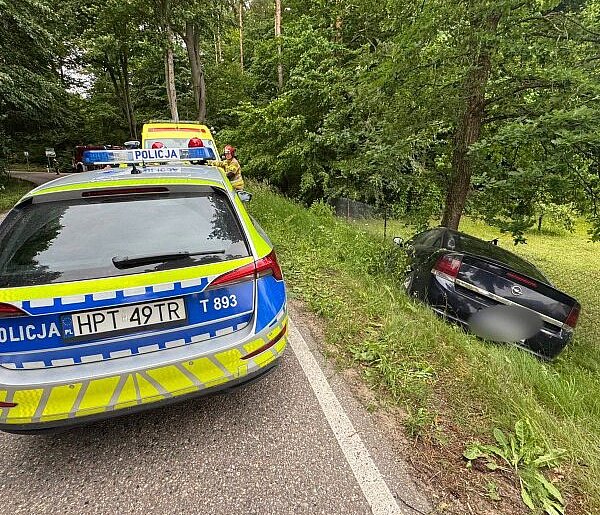 Gm. Łukta: Chwila nieuwagi zakończyła się w rowie. Senior rozbił auto pod Taborzem