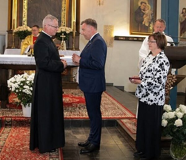 Ks. Proboszcz Andrzej Zdziarski z Florczaków w gm. Łukta odznaczony przez Prezyden