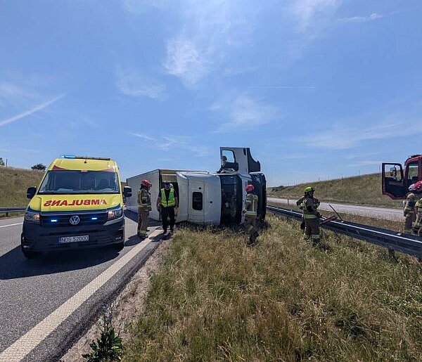 Sople. Ciężarówka z naczepą przewróciła się na S7! Utrudnienia w stronę Gdańska