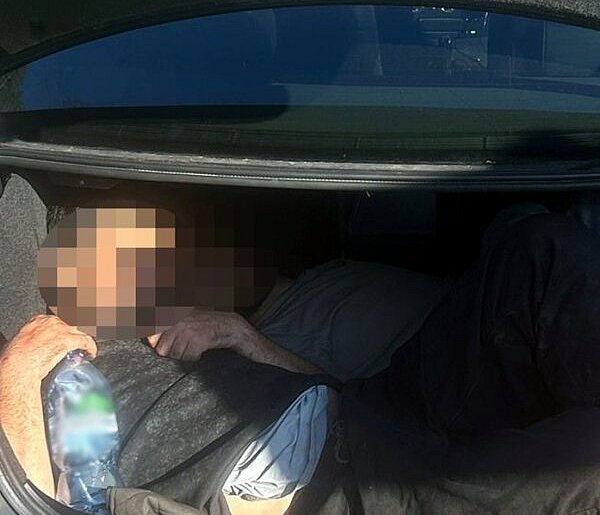 Mrągowo: Czterech nielegalnych migrantów w BMW. Dwóch jechało w bagażniku