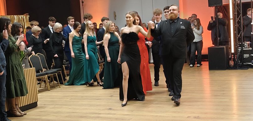 Uczniowie Bażyniaka z Ostródy i ZSZiO z Morąga rozpoczęli sezon studniówek