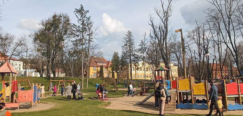 Ostróda szuka wykonawcy do utrzymania zieleni - parki, cmentarze i place zabaw