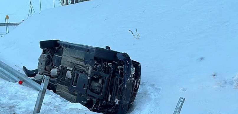 Wirwajdy: Samochód uderzył w bariery na rondzie przy S5 i wypadł z drogi!