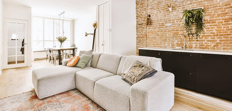 Cegła w kuchni otwartej na salon – jak połączyć przestrzeń
