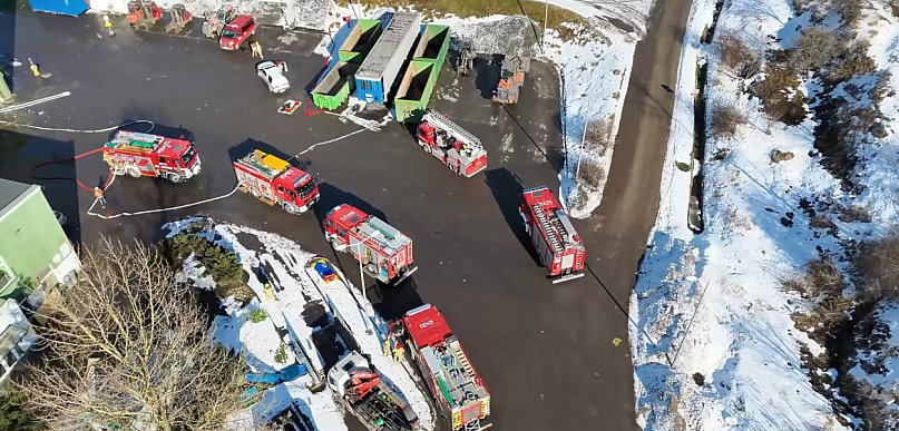 Ćwiczenia strażaków w zakładzie w Rudnie. Symulowano sabotaż, pożar i ewakuację