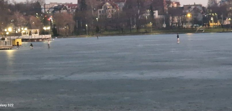 Niebezpieczny challenge na zamarzniętych jeziorach?