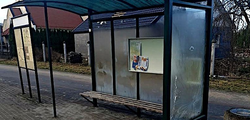 Iława: 11 i 14-latek niszczyli przystanek autobusowy bo zdenerwowali się na