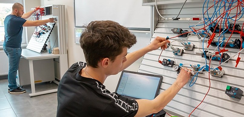 Zawód przyszłości w Ostródzie. Mechatronik to kierunek dla ambitnych