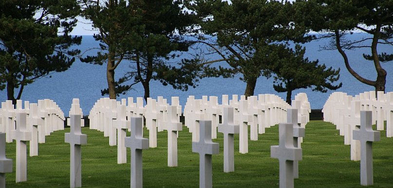 Zdjęcia na grób i wazony do spójnej aranżacji pomnika